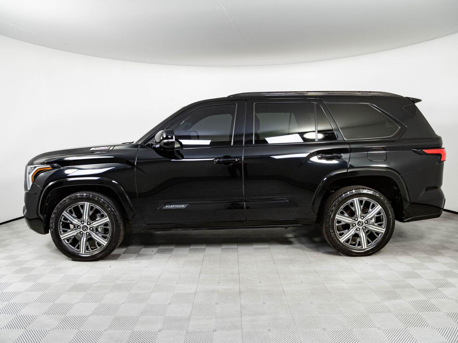 Used 2023 Toyota Sequoia Platinum AWD/4WD image 2