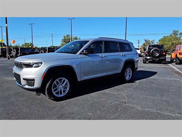 New 2025 Jeep Grand Cherokee L Laredo image 23