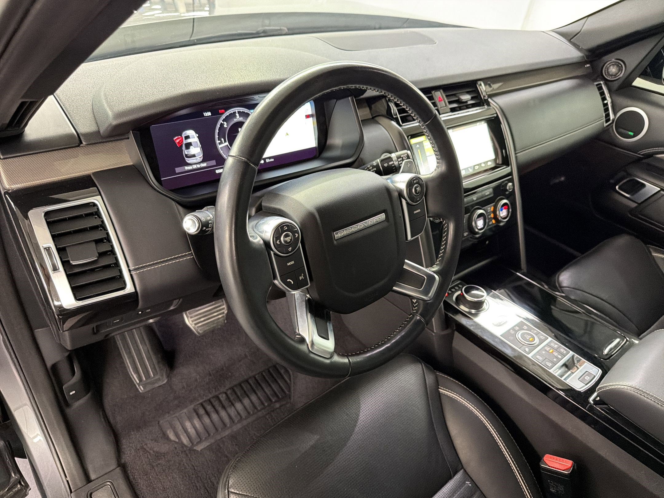 Used 2018 Land Rover Discovery HSE AWD/4WD image 4