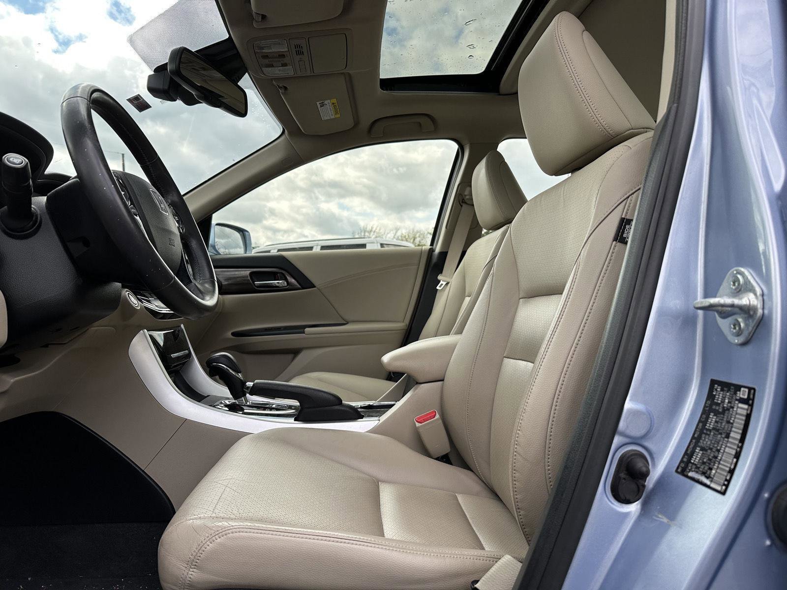 Used 2017 Honda Accord Touring image 11