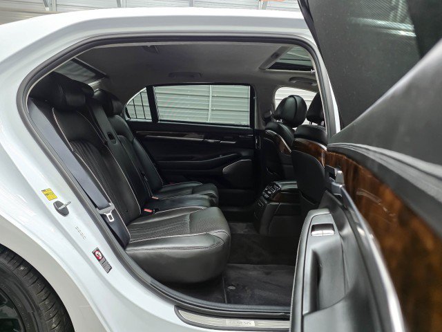Used 2018 Genesis G90 3.3T Premium RWD image 17