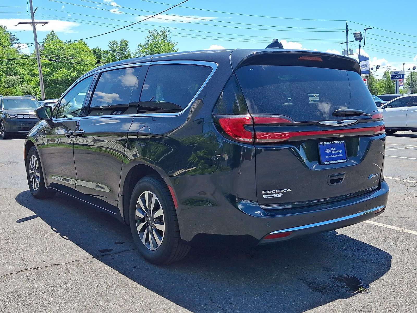 Used 2023 Chrysler Pacifica Touring-L FWD image 5