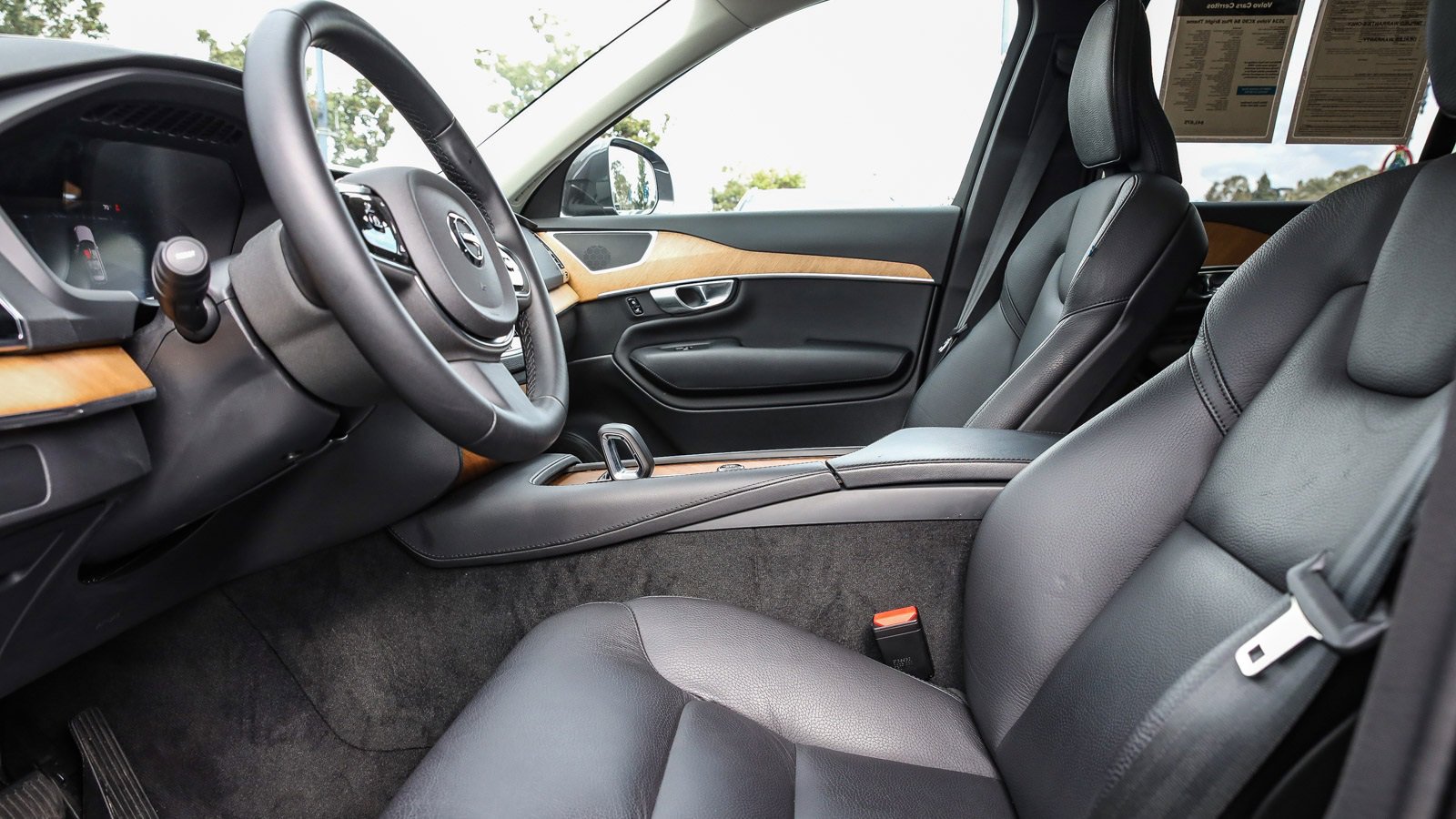 Used 2024 Volvo XC90 B6 Plus image 17