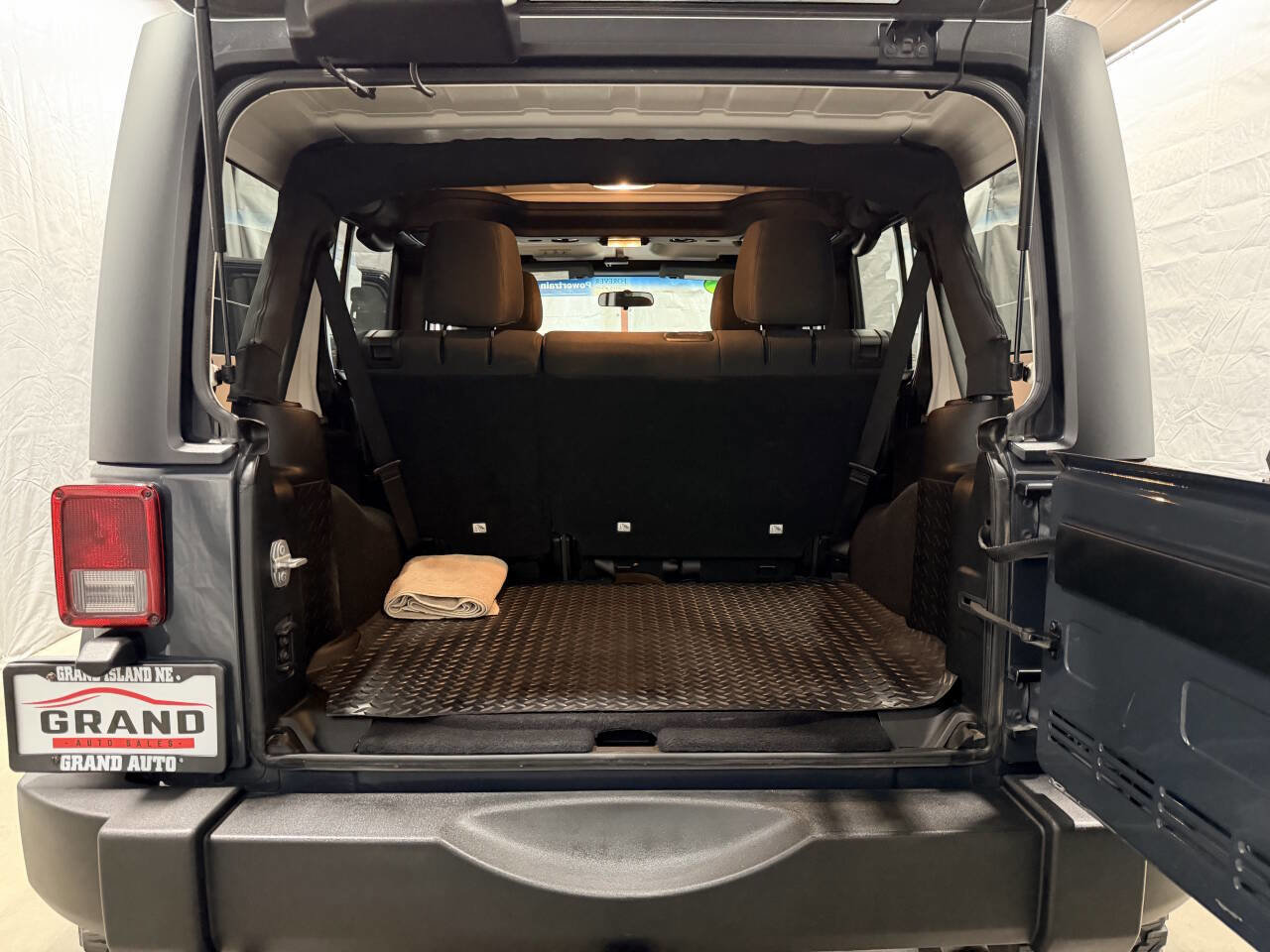 Used 2018 Jeep Wrangler Unlimited Sport w/ Connectivity Group image 25