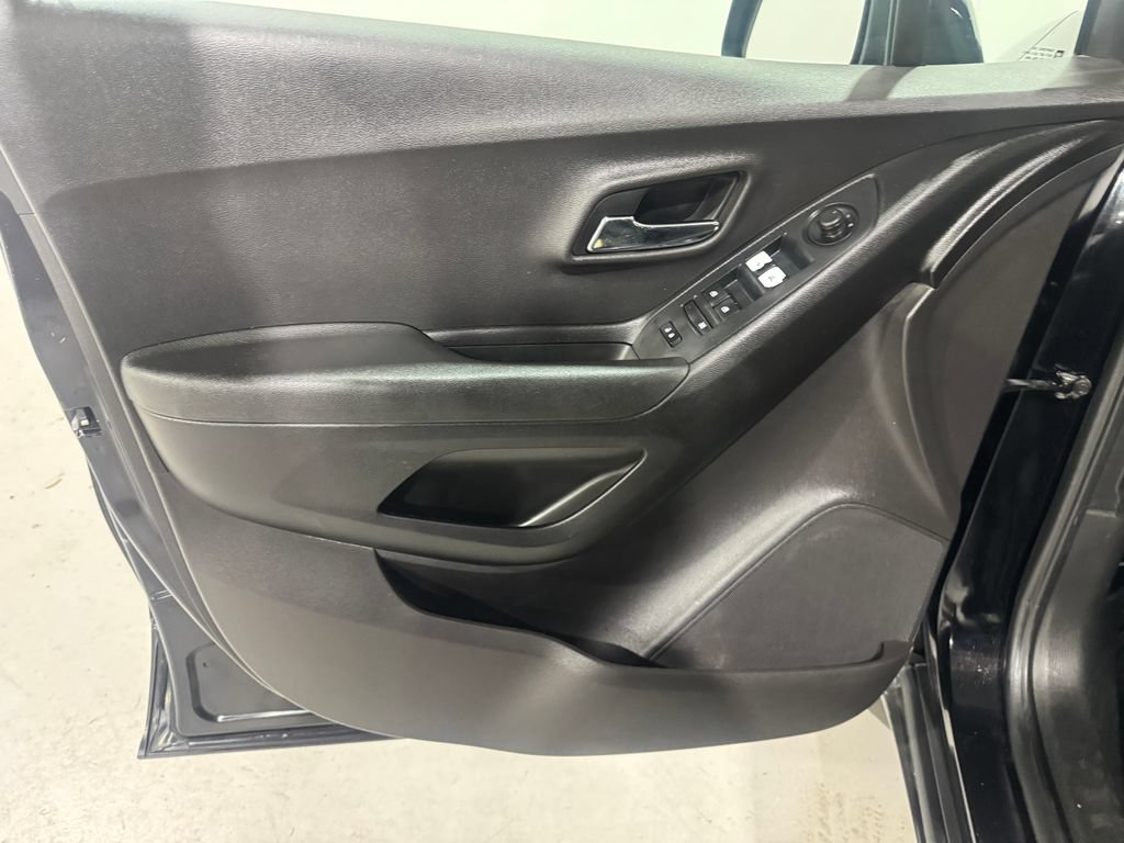 Used 2017 Chevrolet Trax LS AWD/4WD image 14