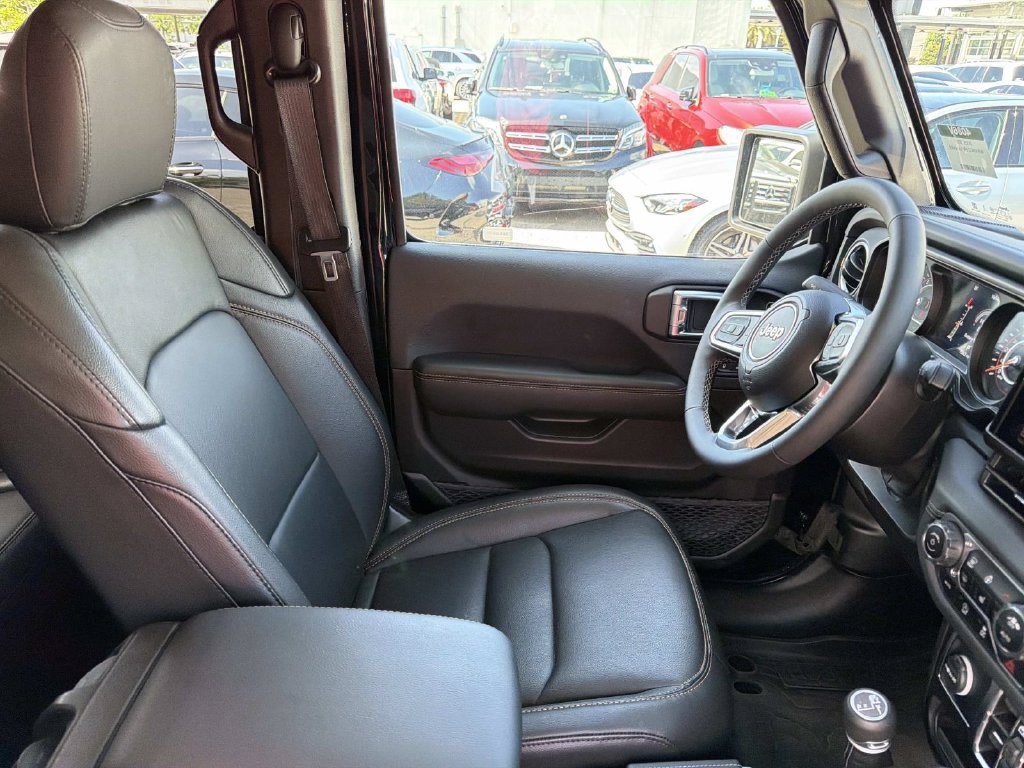 Used 2025 Jeep Wrangler Unlimited Sahara w/ Safety Group AWD/4WD image 10