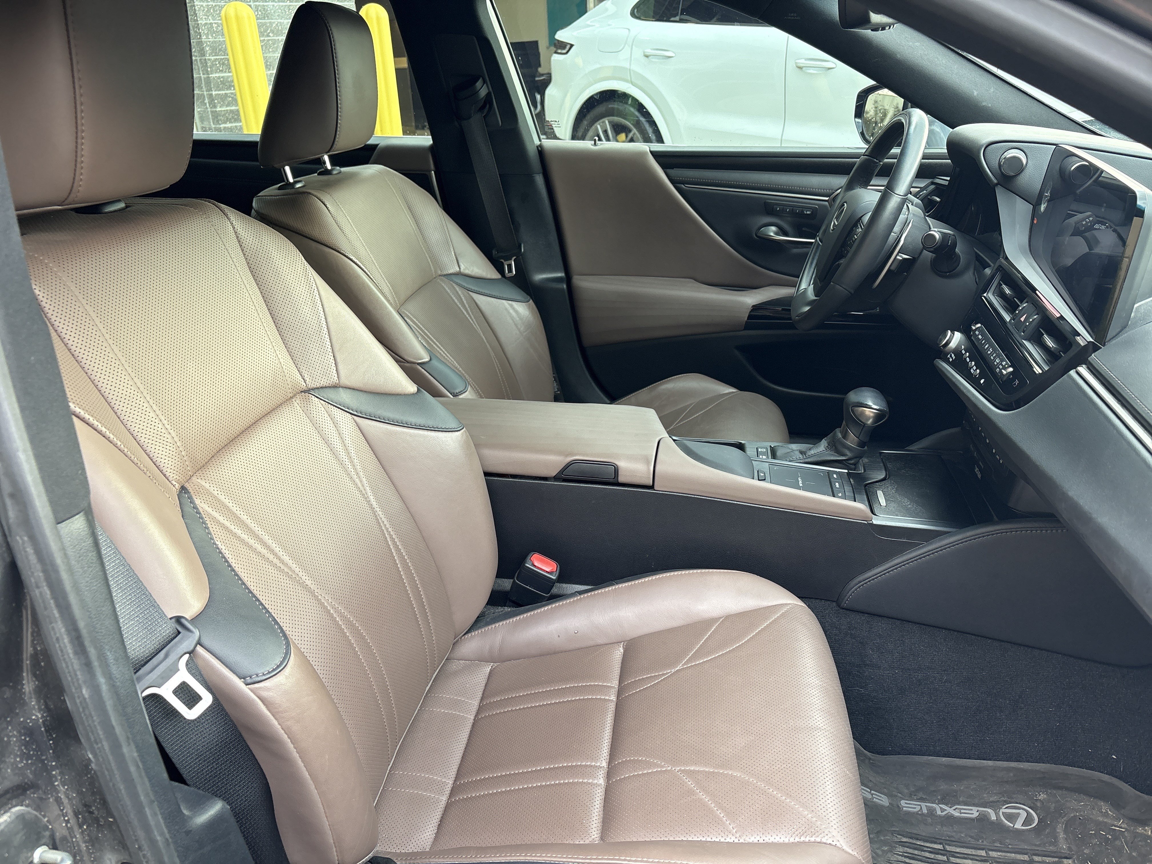 Certified 2022 Lexus ES 300h w/ Accessory Package 2 FWD image 33