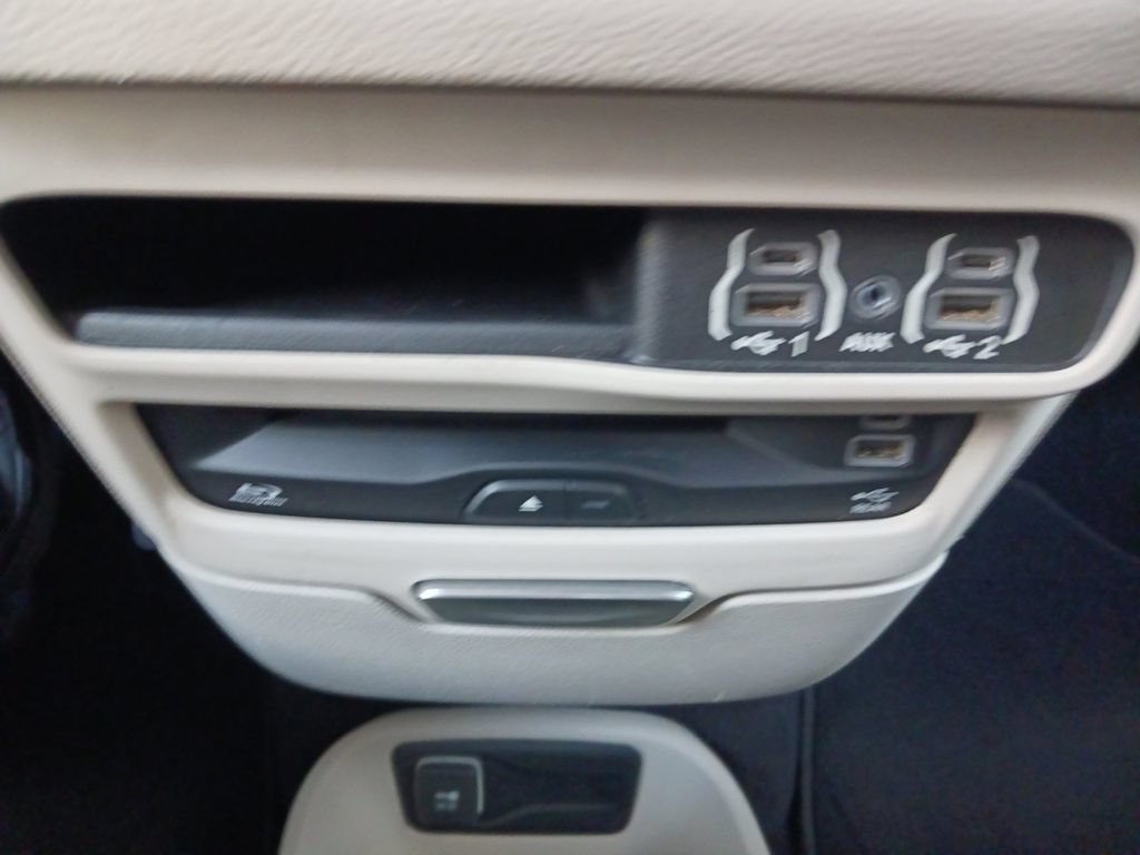 Used 2022 Chrysler Pacifica Touring-L w/ Uconnect Theater Family Group FWD image 22