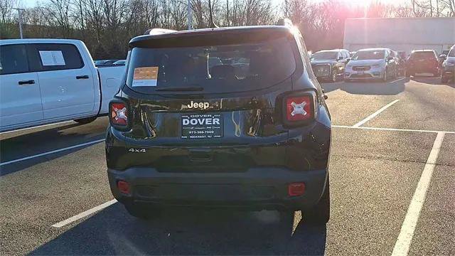 Certified 2023 Jeep Renegade Latitude w/ Sun/Sound Group image 7