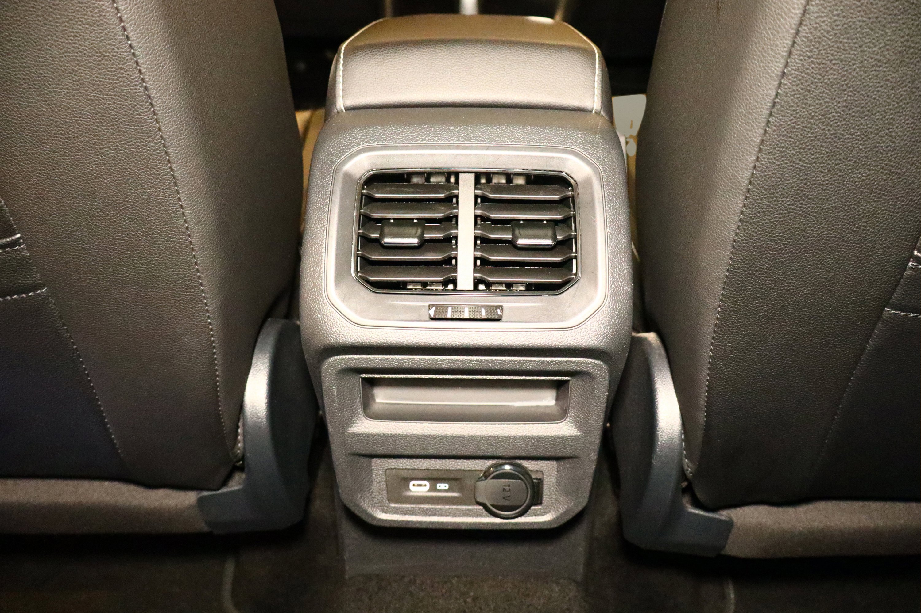 Used 2023 Volkswagen Tiguan SE image 37