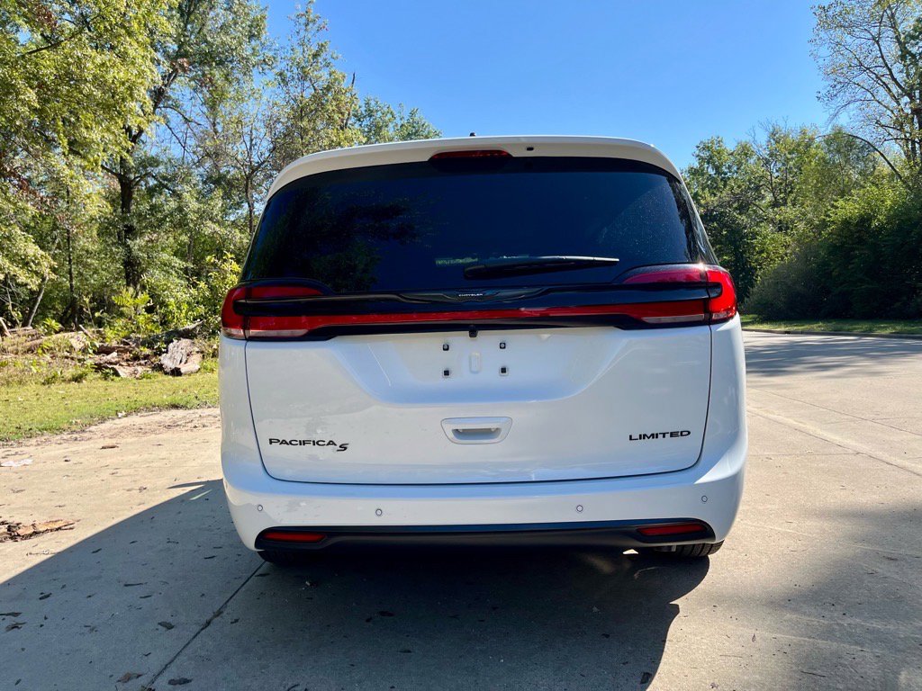 New 2026 Chrysler Pacifica Limited image 7