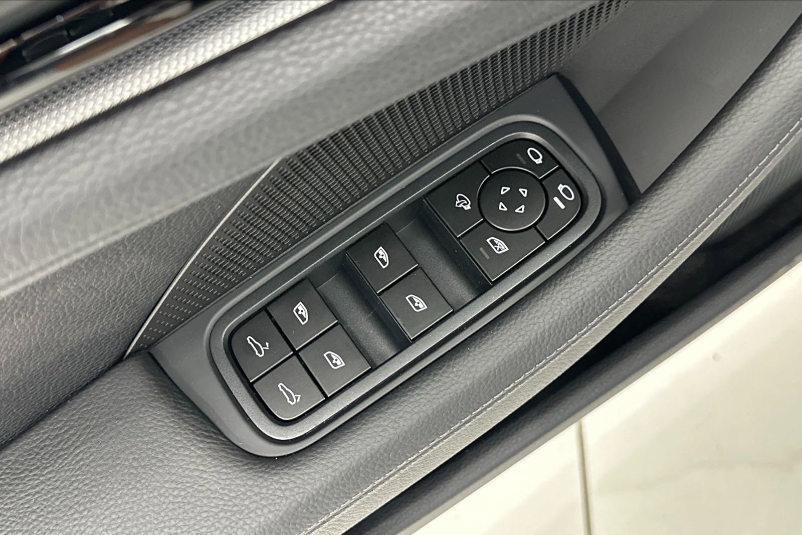 Certified 2024 Porsche Panamera 4 image 22