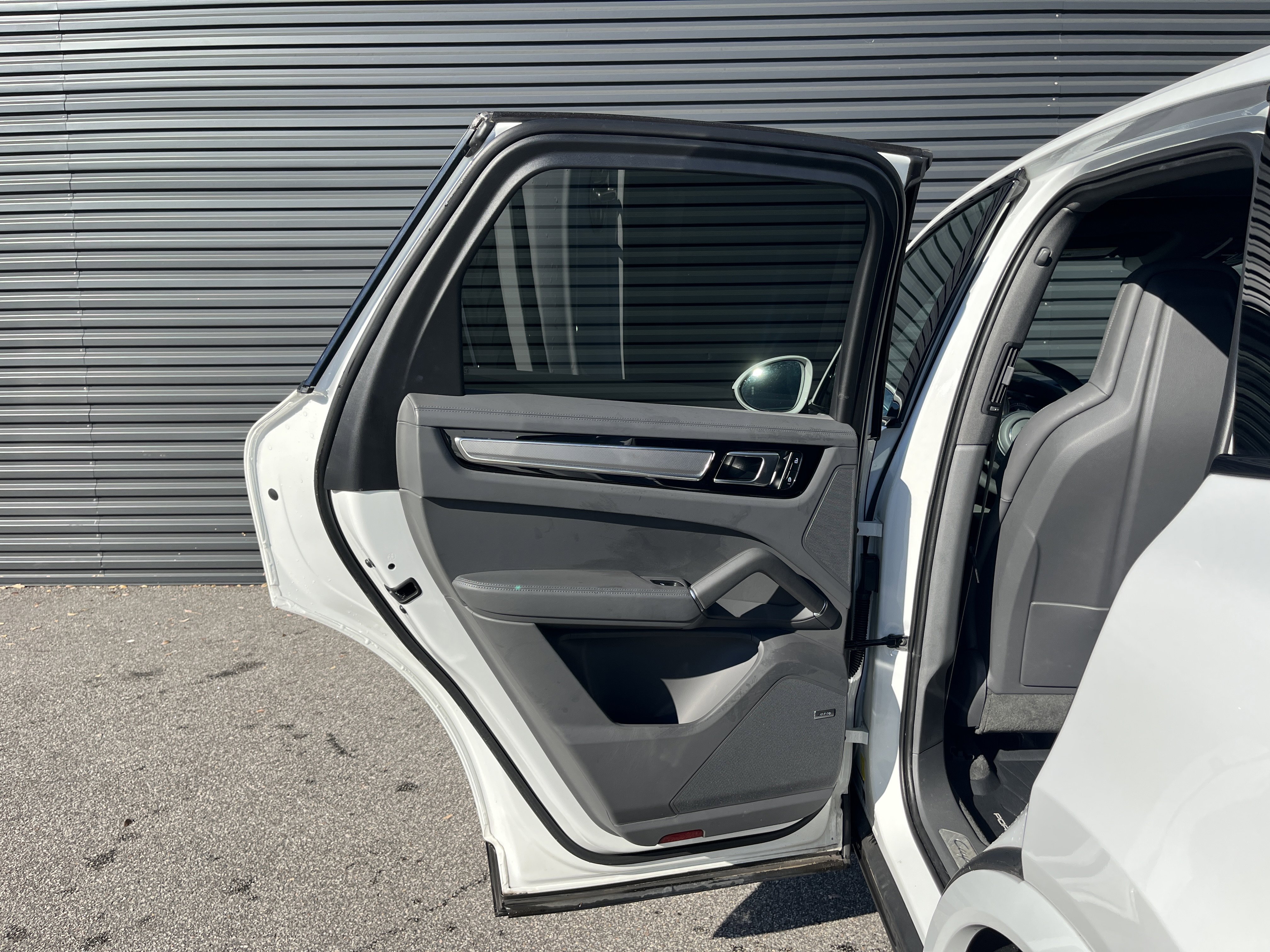 Certified 2023 Porsche Cayenne Platinum Edition image 24