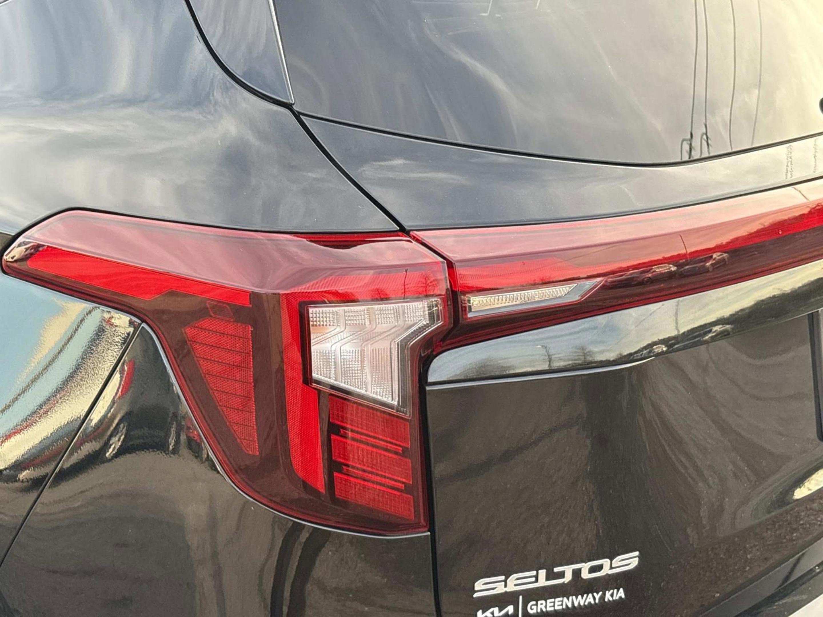 Used 2024 Kia Seltos SX w/ SX Sunroof Package image 11