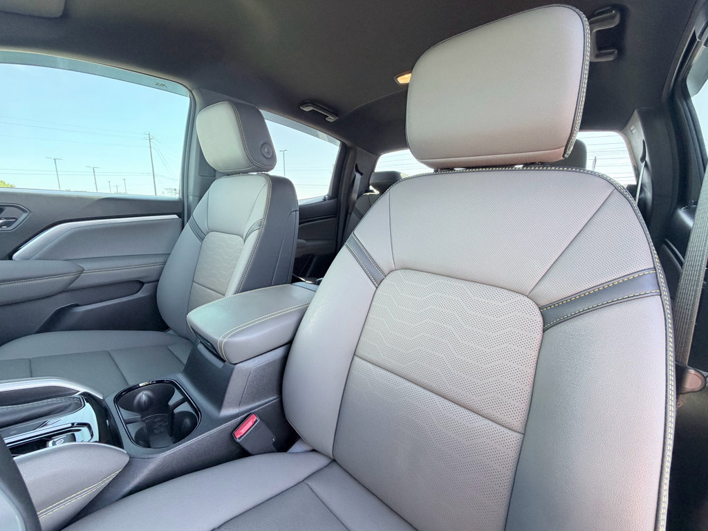 Used 2025 Chevrolet Colorado ZR2 w/ Technology Package AWD/4WD image 23
