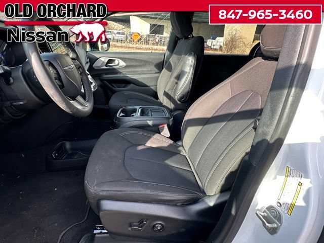 Used 2024 Chrysler Pacifica Touring FWD image 10