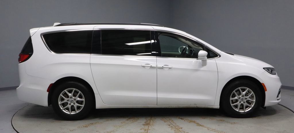Used 2022 Chrysler Pacifica Touring-L image 11