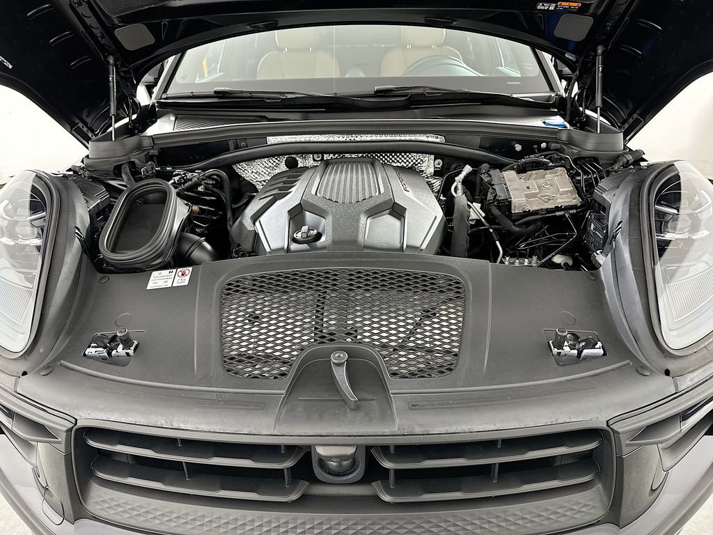 Certified 2024 Porsche Macan AWD/4WD image 33