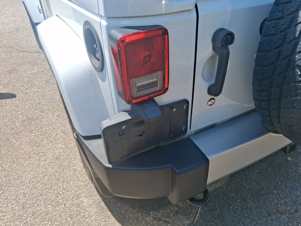 Used 2015 Jeep Wrangler Unlimited Sahara w/ Connectivity Group AWD/4WD image 16