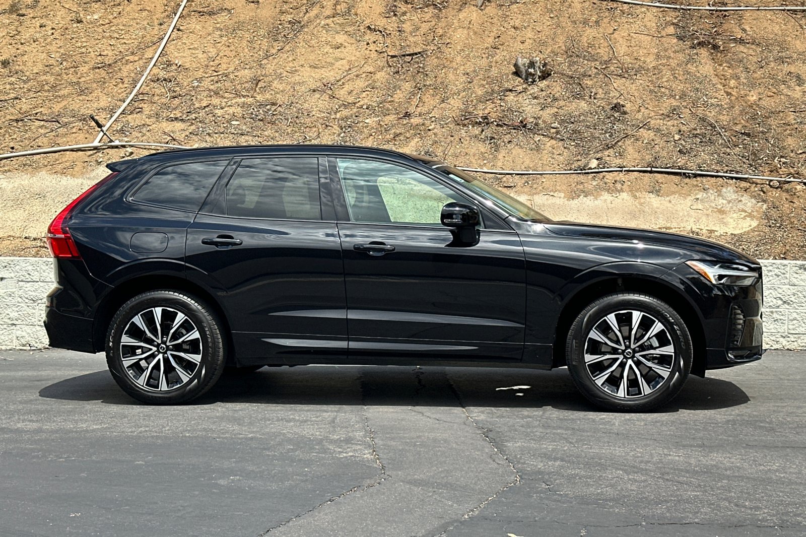 Certified 2025 Volvo XC60 B5 Core AWD/4WD image 3