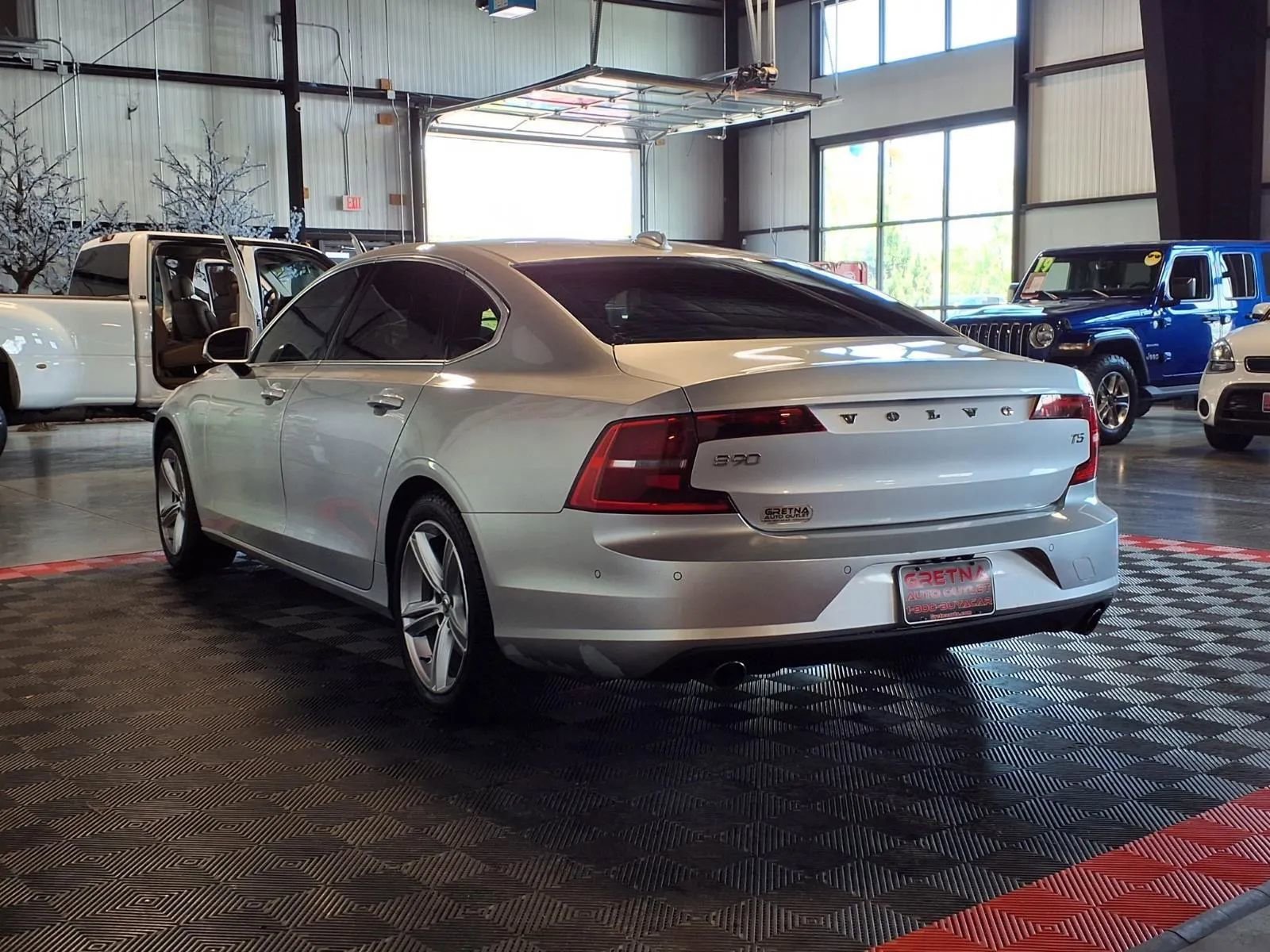 Used 2018 Volvo S90 T5 Momentum w/ Convenience Package FWD image 4