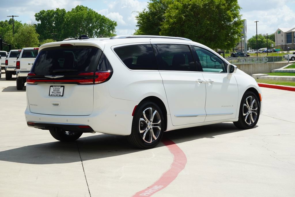 Used 2024 Chrysler Pacifica Pinnacle w/ Trailer Tow Group image 5