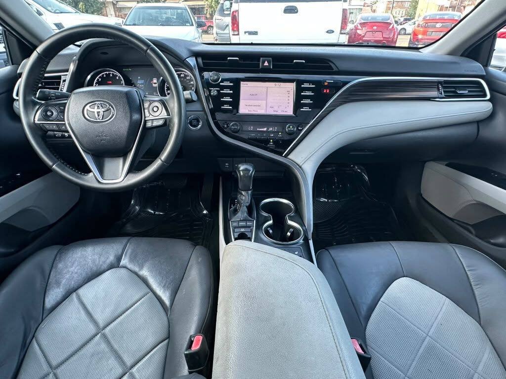 Used 2018 Toyota Camry XLE FWD image 14