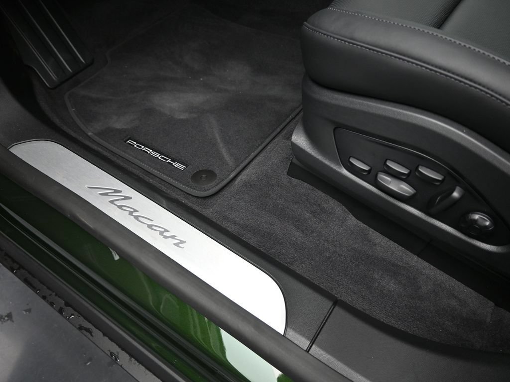 Certified 2025 Porsche Macan Electric RWD image 17