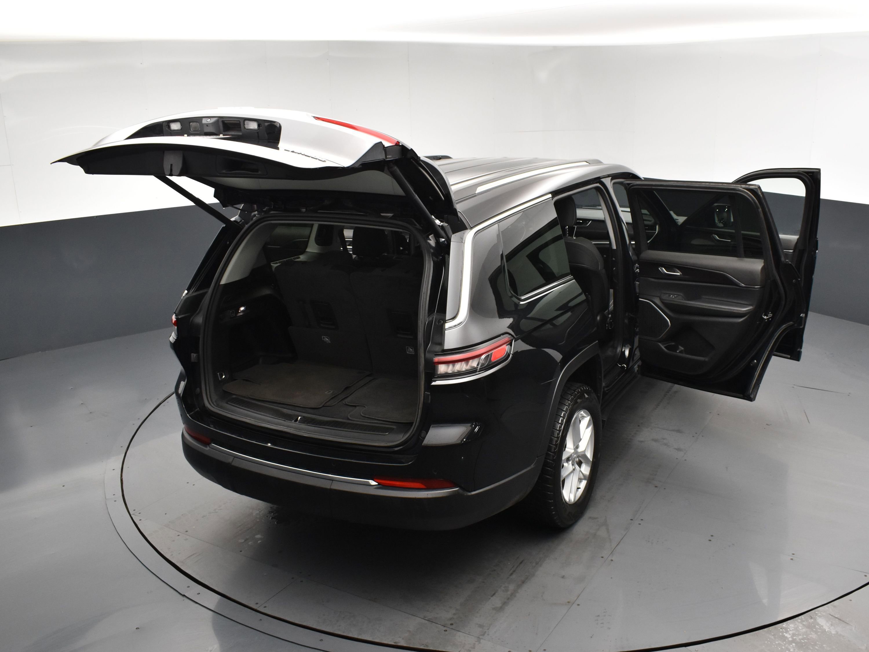 Used 2022 Jeep Grand Cherokee L Laredo w/ Luxury Tech Group I image 29