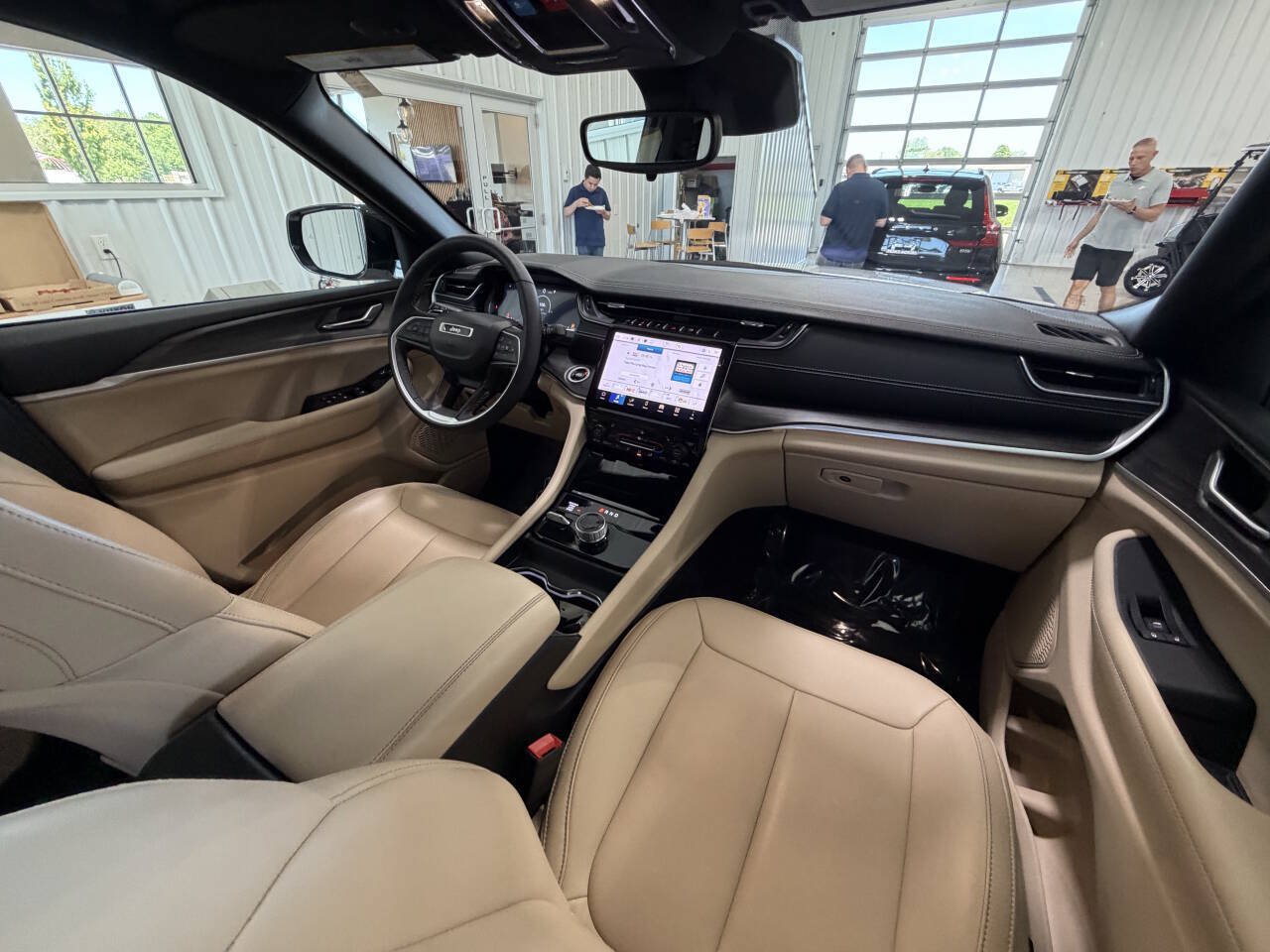 Used 2024 Jeep Grand Cherokee L Limited AWD/4WD image 14