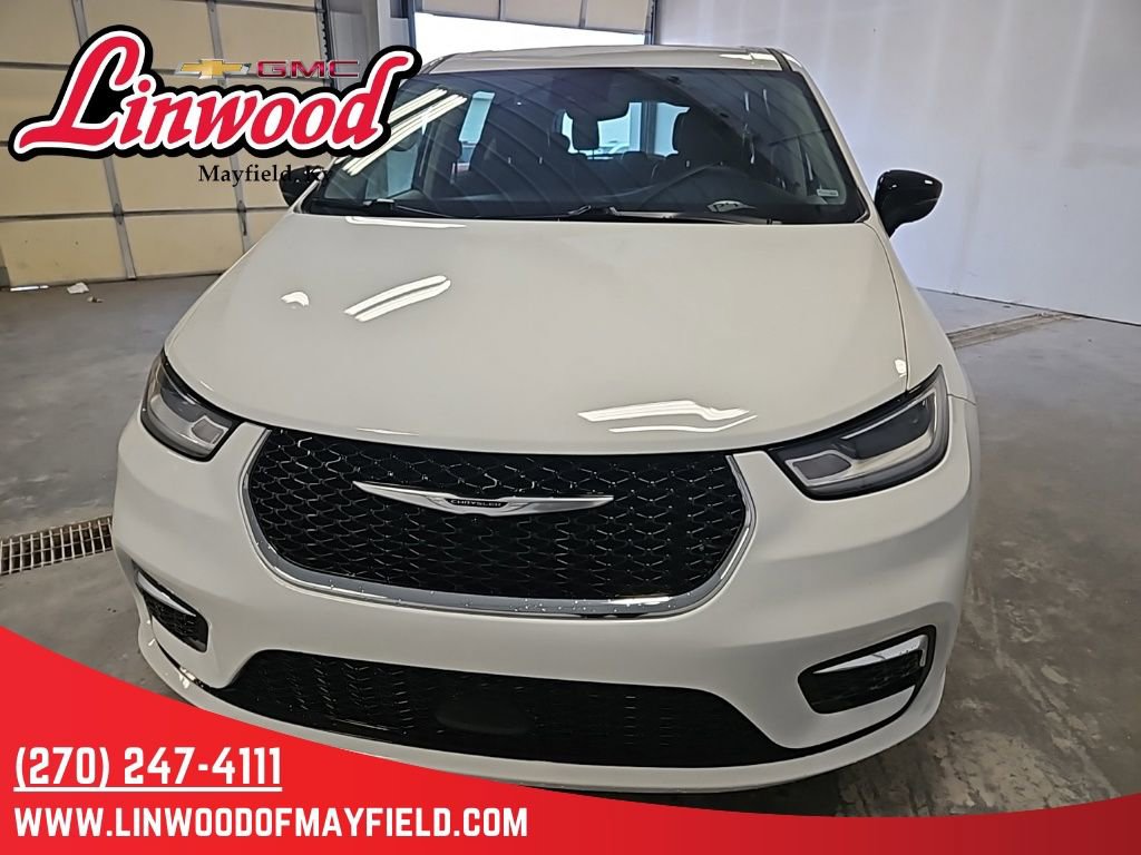 Used 2024 Chrysler Pacifica Touring-L FWD image 3