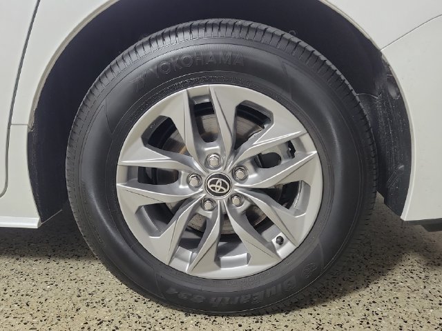 Used 2026 Toyota Sienna XLE FWD image 8
