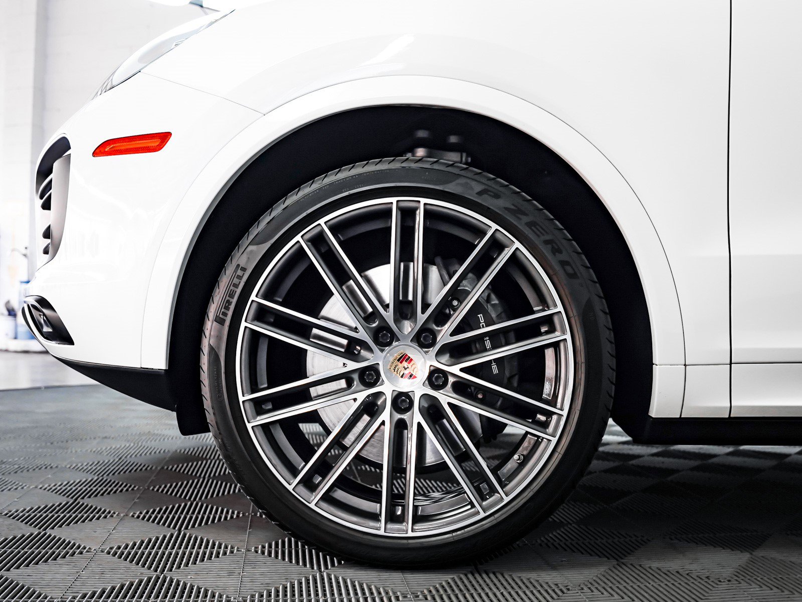 Used 2023 Porsche Cayenne Platinum Edition image 14