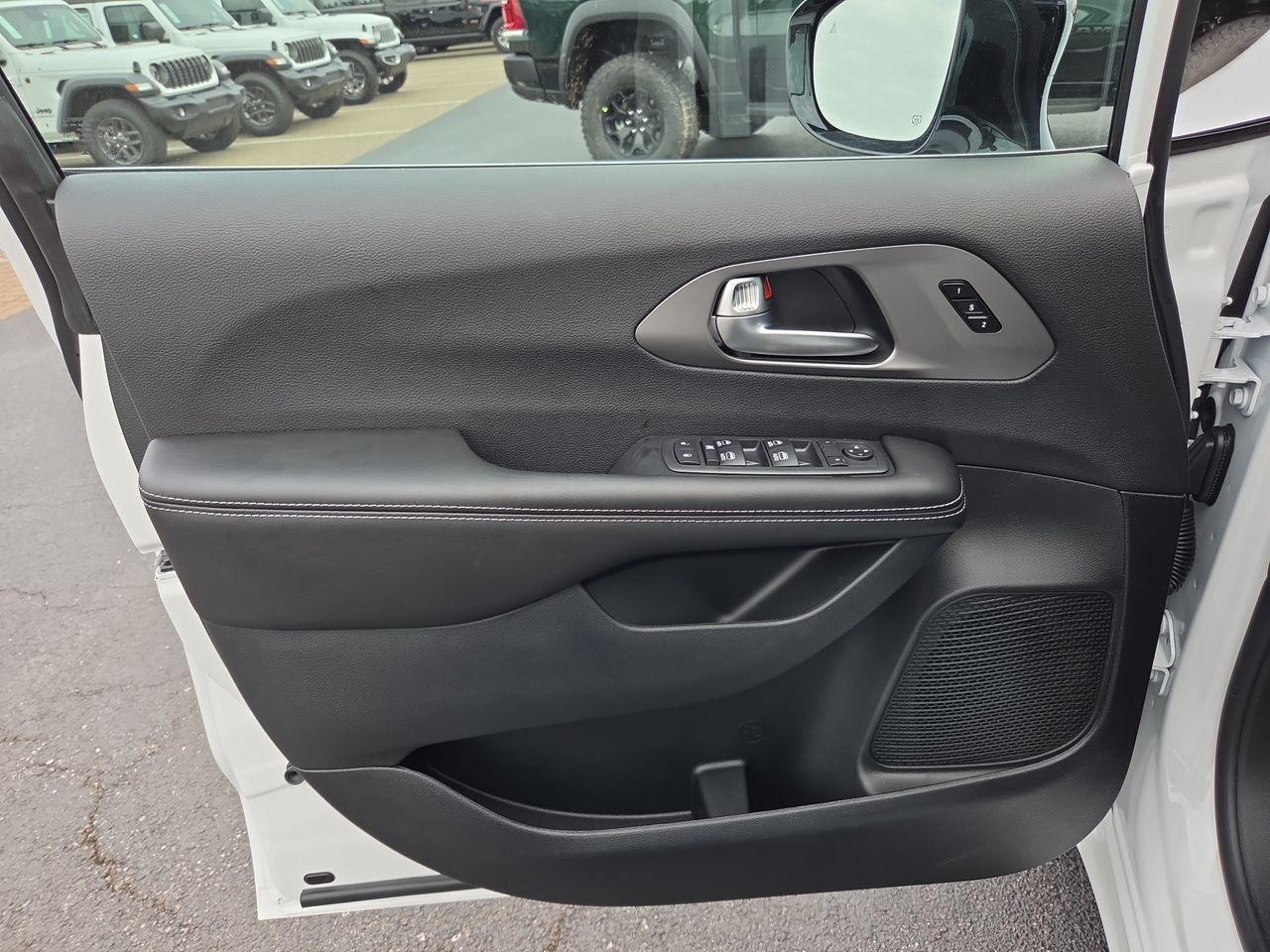 New 2027 Chrysler Pacifica Select w/ Family Tech Group AWD/4WD image 19