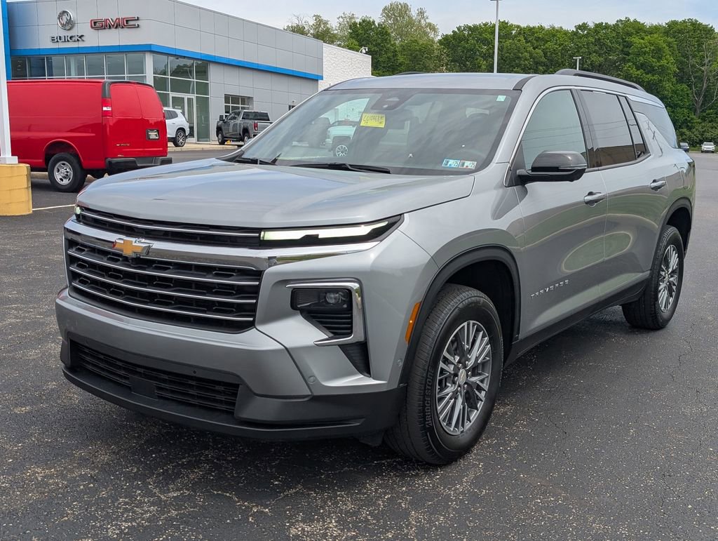 Used 2024 Chevrolet Traverse LT w/ Enhanced Driving Package AWD/4WD image 3