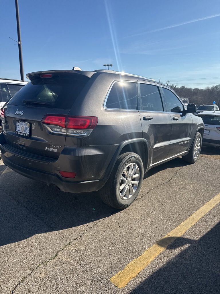 Used 2021 Jeep Grand Cherokee Laredo image 2