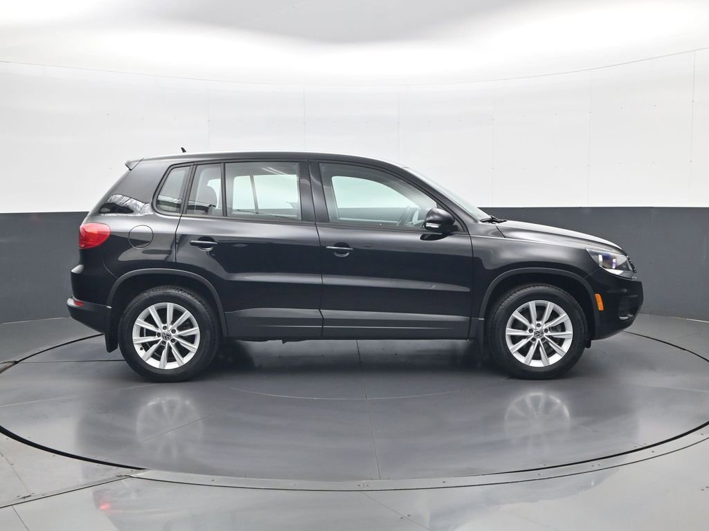 Used 2017 Volkswagen Tiguan Limited w/ Alloy Wheels Package image 4