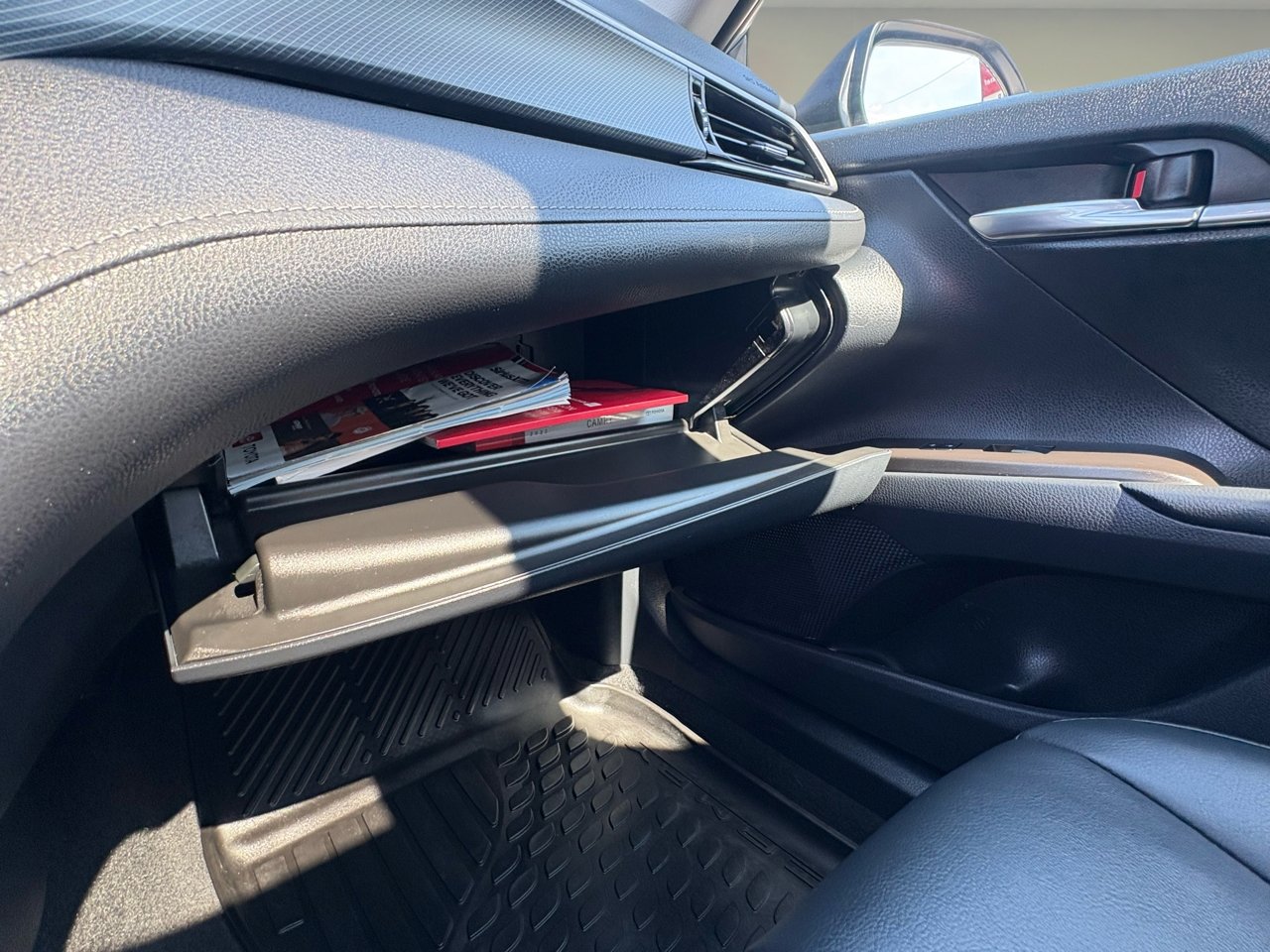 Used 2022 Toyota Camry SE w/ Cold Weather Package image 29