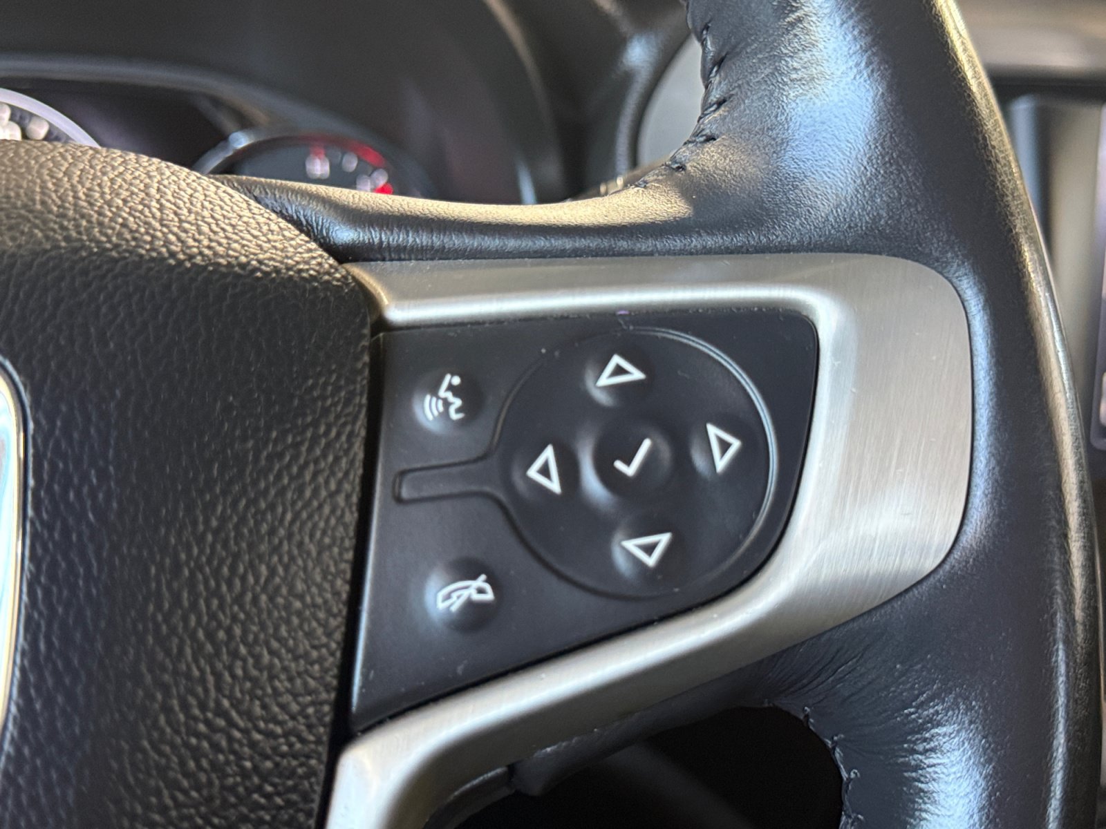 Used 2019 GMC Acadia Denali w/ Technology Package FWD image 17