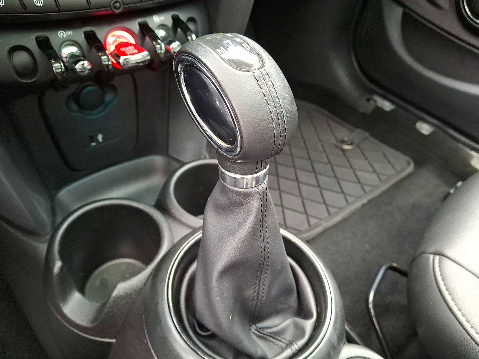 Used 2019 MINI Cooper 4-Door Hardtop w/ Signature Upholstery Package image 14