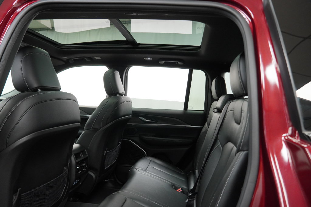 Used 2024 Jeep Grand Cherokee Limited 4xe AWD/4WD image 4