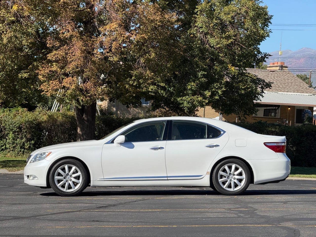 Used 2007 Lexus LS 460 RWD image 2