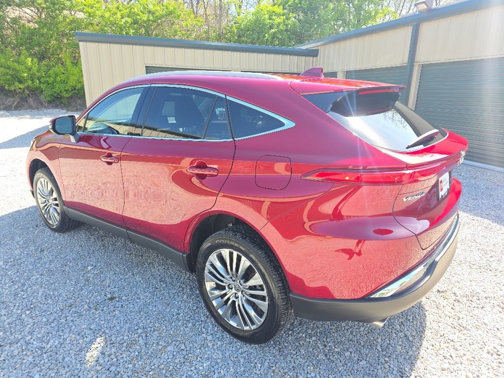 Used 2024 Toyota Venza XLE AWD/4WD image 4
