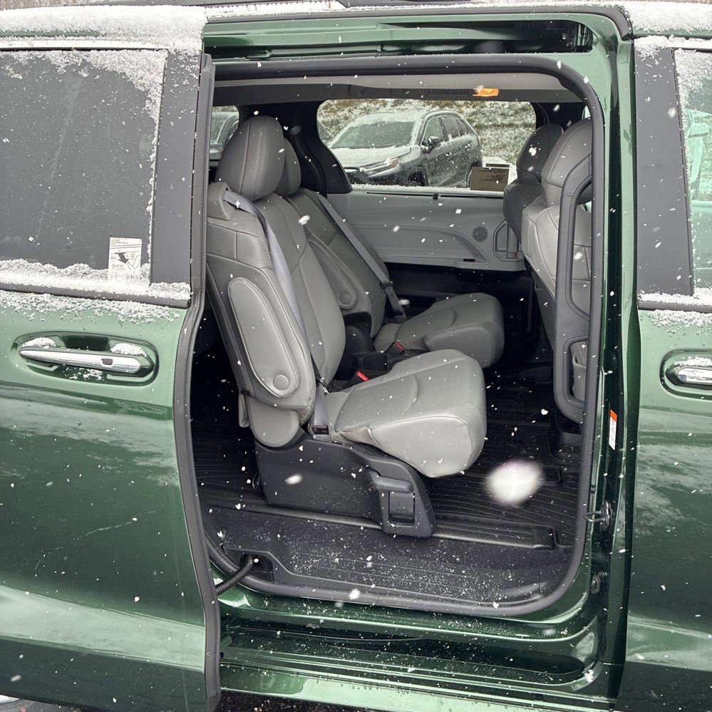 Used 2025 Toyota Sienna XLE image 8