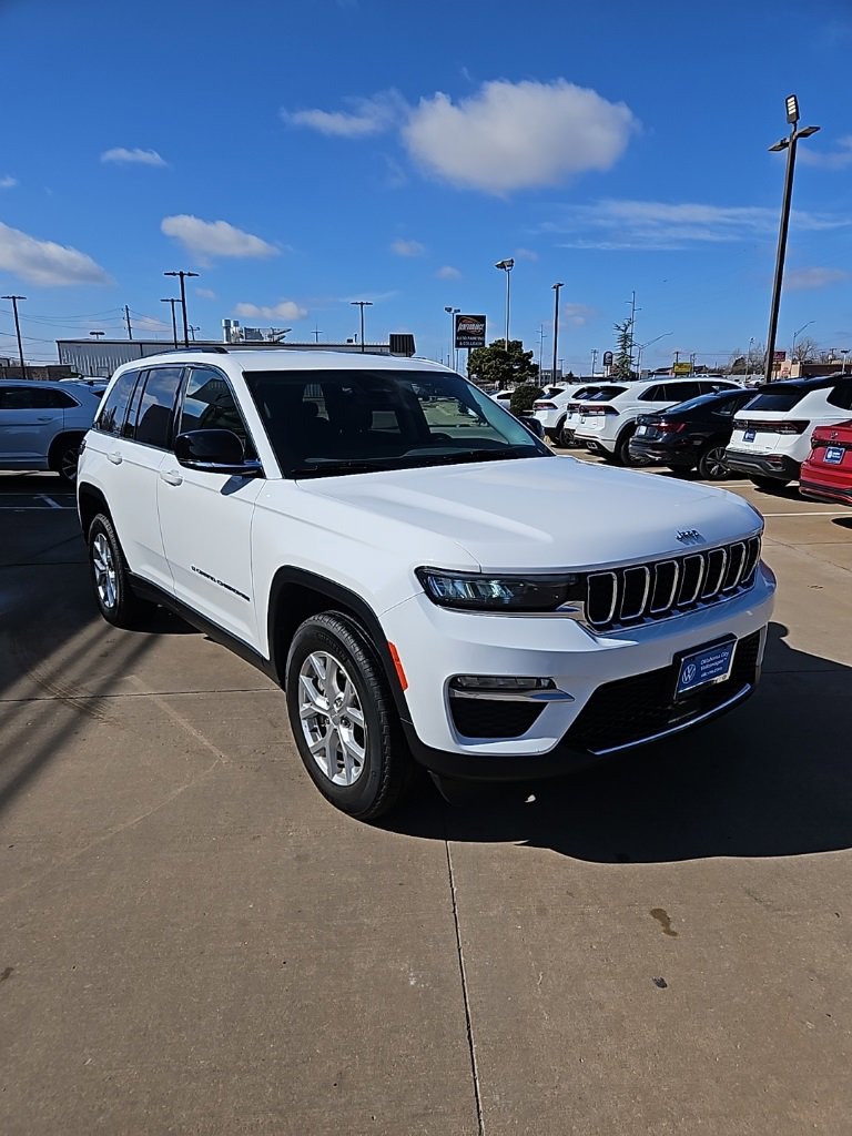 Used 2024 Jeep Grand Cherokee Limited image 3