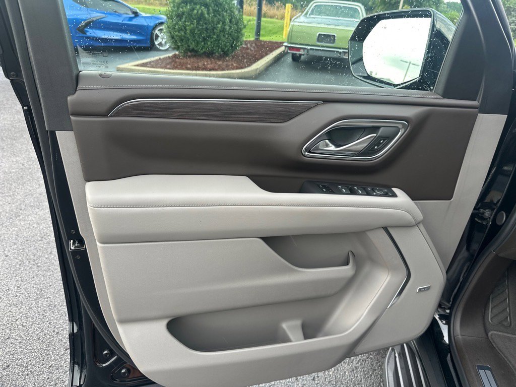 Used 2024 Chevrolet Suburban LT w/ Luxury Package image 16