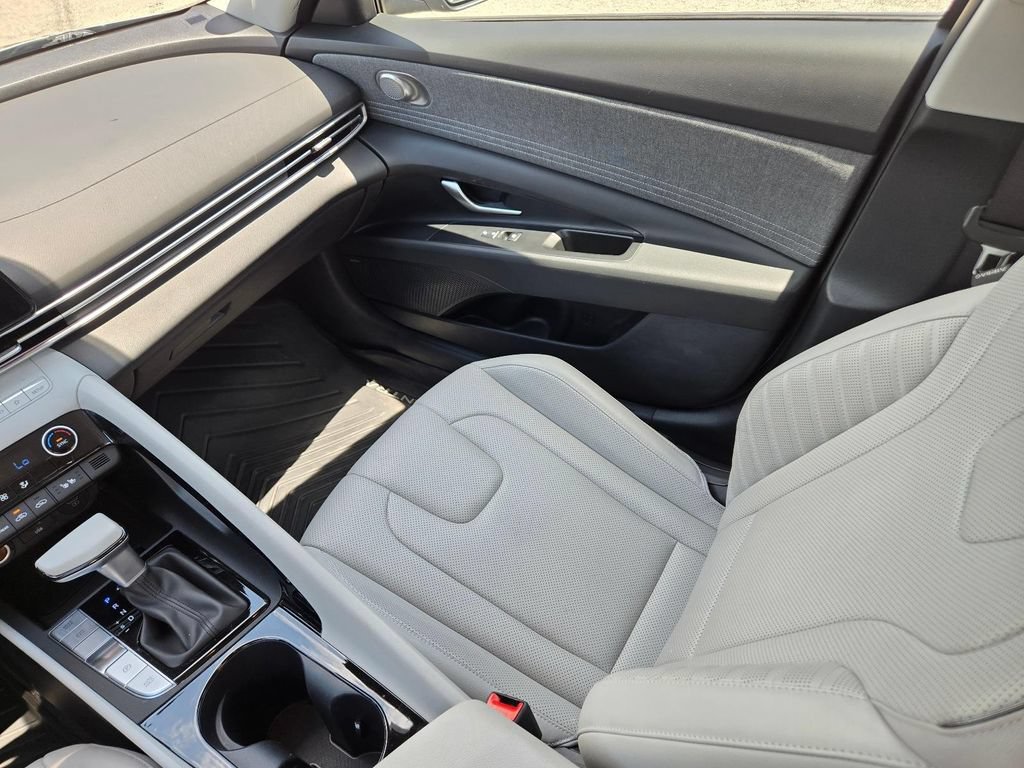 Certified 2025 Hyundai Elantra Limited FWD image 19