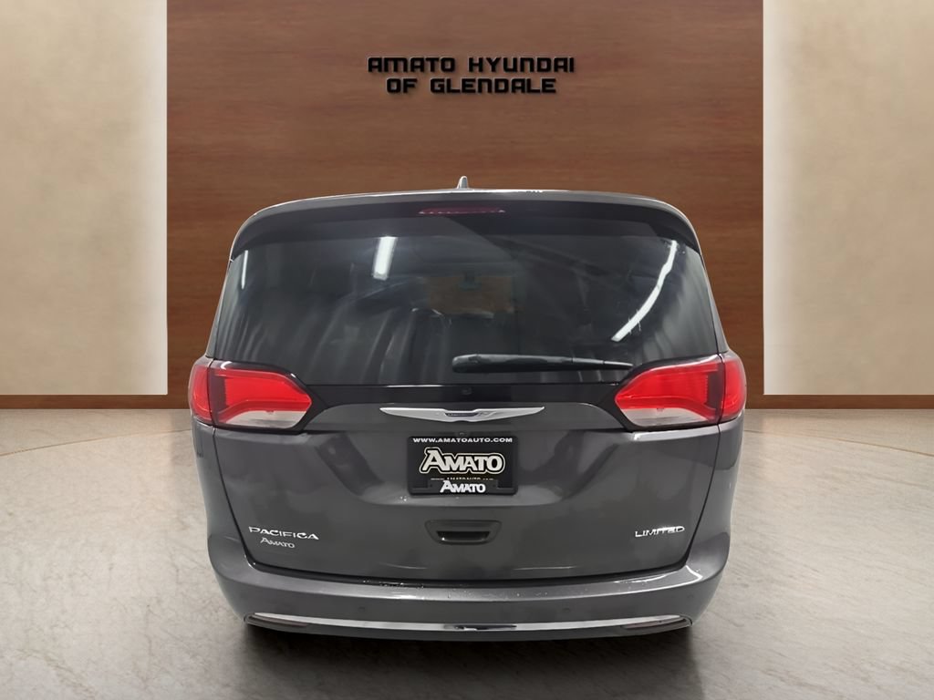 Used 2018 Chrysler Pacifica Limited w/ Tire & Wheel Group FWD image 5