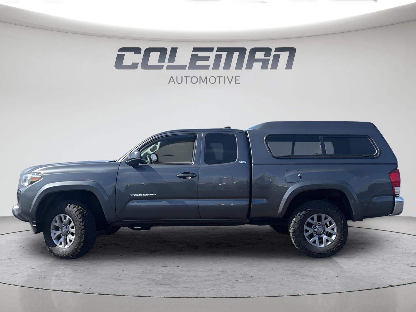 Used 2017 Toyota Tacoma SR5 w/ SR5 Appearance Package (SM) AWD/4WD image 2