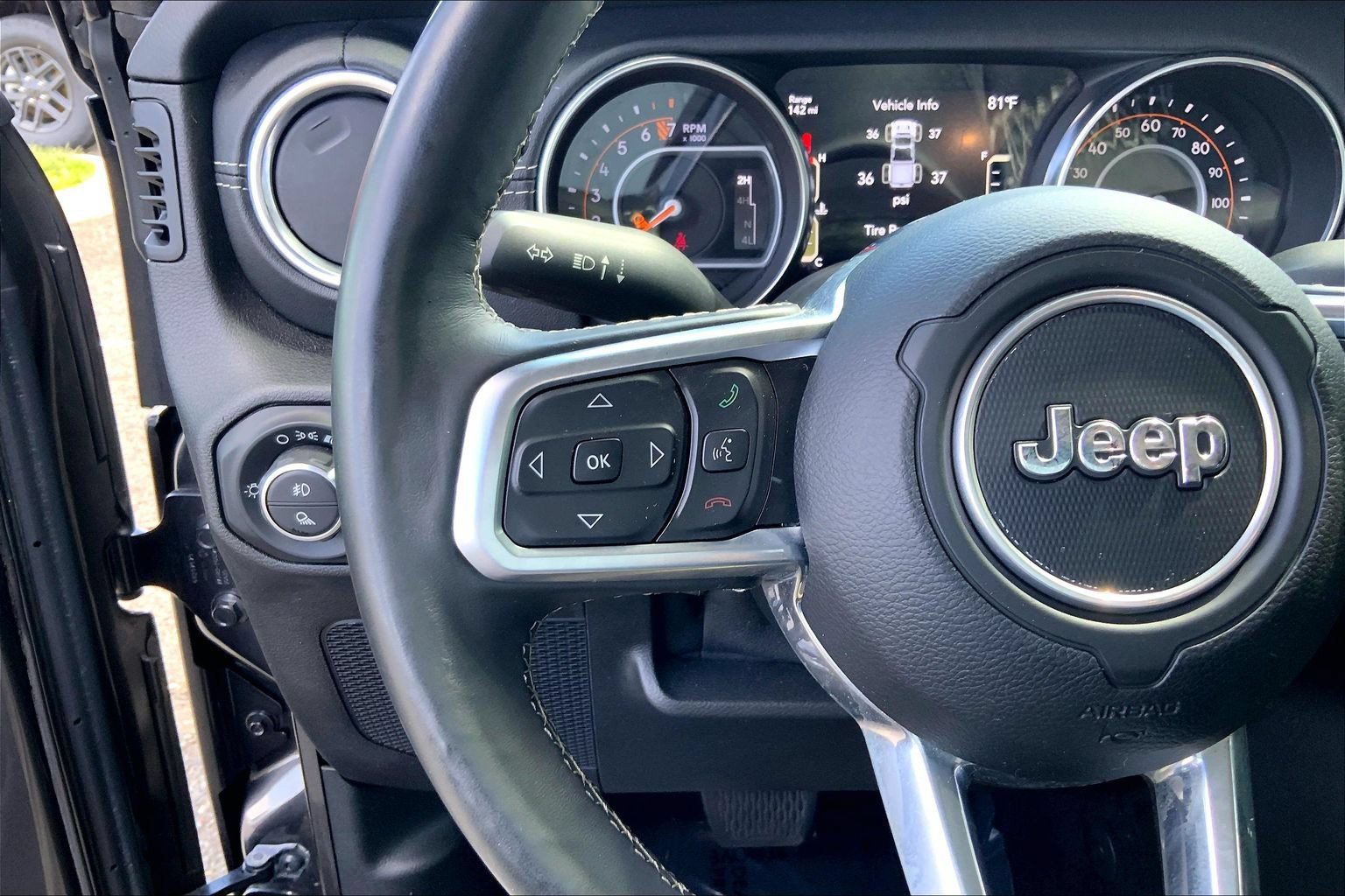 Used 2020 Jeep Gladiator Overland w/ Dual Top Group AWD/4WD image 23